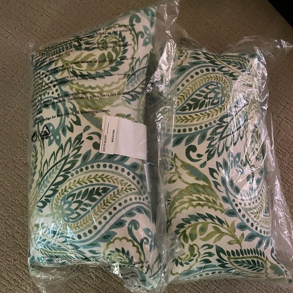 Decorative pillows - Picture 3 of 3